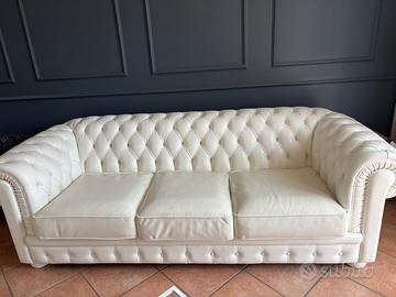 Due divani chesterfield in pelle