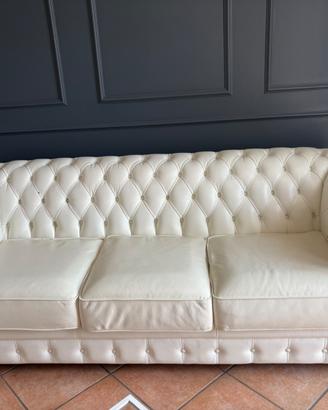 Due divani chesterfield in pelle