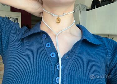 Choker grigio con targhetta