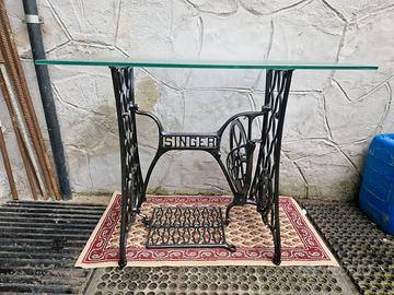 Tavolo Singer con piano in vetro