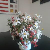 Fiori finti con vaso in ceramica