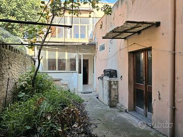 Casa indipendente con cortile e terrazza