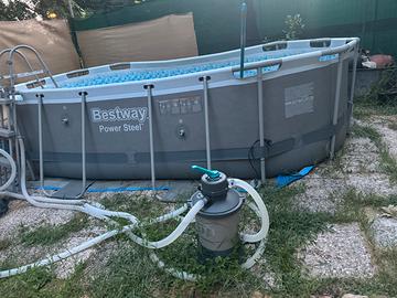 piscina con scala e motore a sabbia