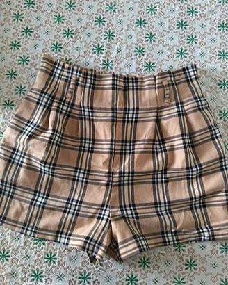 Pantaloncini shorts a quadri beige Stradivarius 