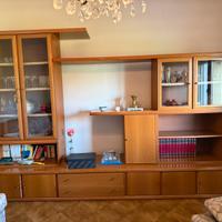 Mobile soggiorno in legno con vetrinette