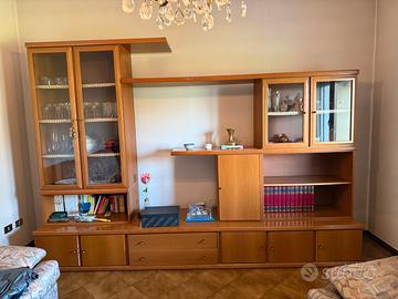 Mobile soggiorno in legno con vetrinette