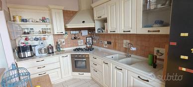 Cucina angolare completa con elettrodomestici