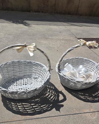 coppia di ceste in vimini con fiocchi bianchi 