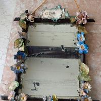 Una specchiera Liberty in ceramica di Nove