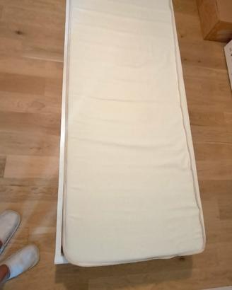 lettino legno cornice bianca con materasso