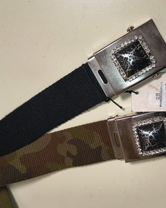 Cintura in stoffa con fibbia decorata.