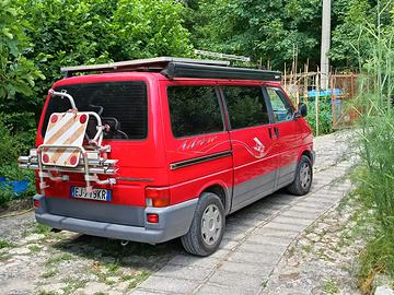 Camper con tenda e 2 pannelli solari