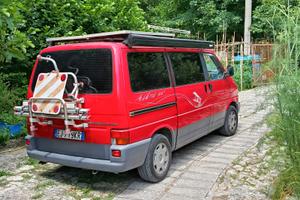 Camper con tenda e 2 pannelli solari