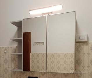 Mobile a specchio con lampada e mensole laterali