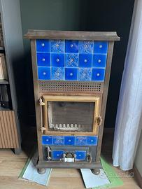 Stufa a legna in maiolica