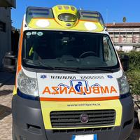 Ambulanza con pedana disabili