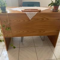 Armadio e scrivania in legno