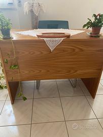 Armadio e scrivania in legno