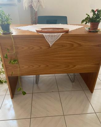 Armadio e scrivania in legno