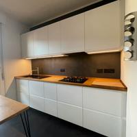 Cucina con elettrodomestici