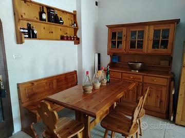 Sala completa in legno di pino