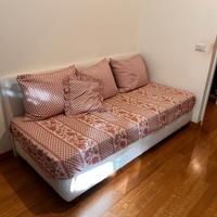 Letto sommier con cuscini