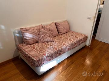 Letto sommier con cuscini