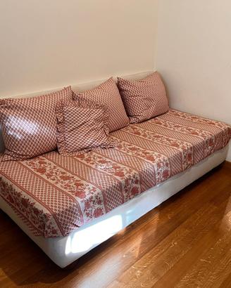 Letto sommier con cuscini