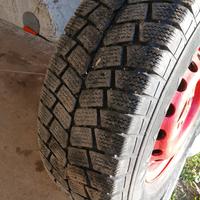 cerchi e gomme da neve.