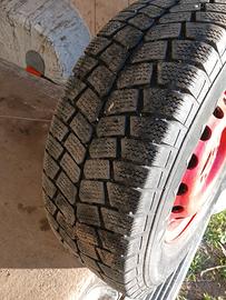 cerchi e gomme da neve.