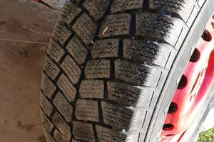 cerchi e gomme da neve.