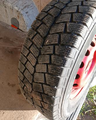 cerchi e gomme da neve.