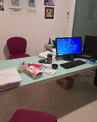 Scrivania ufficio vetro +sedia ruote+sedie clienti