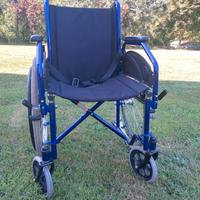 Carrozzella per invalidi con pedane