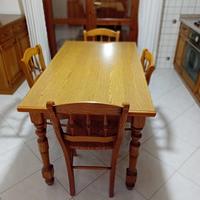 Tavolo da cucina completo di sedie