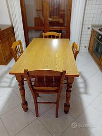 Tavolo da cucina completo di sedie