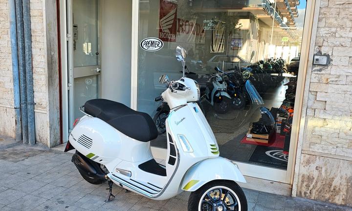 Piaggio Vespa 300 GTS hpe Super tech