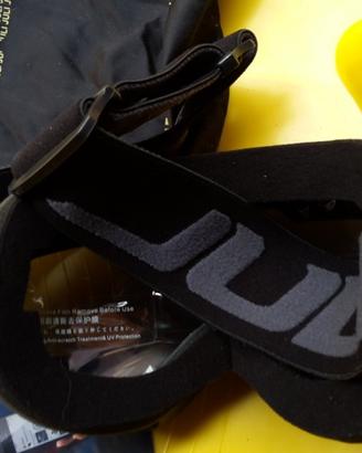 Occhiali-e-guanti-montagna