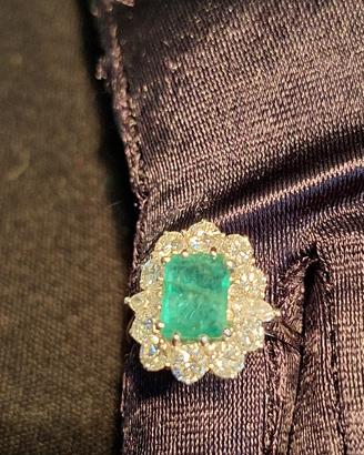 Anello smerlado e diamanti