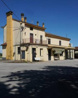 Attività / Licenza di 548 m² con 5 locali a Fidenz