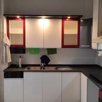 Cucina angolare bianca, nera e rossa