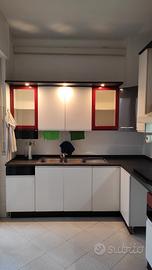 Cucina angolare bianca, nera e rossa