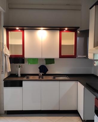 Cucina angolare bianca, nera e rossa