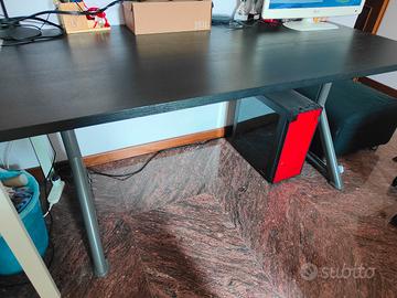 Scrivania nera in legno, regolabile in altezza