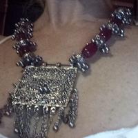 collana con ciondolo in metallo