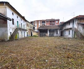 VOLPIANO RUSTICI CON TETTOIE E GIARDINO PRIVATO.