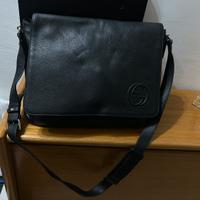 Borsa Gucci messenger in pelle martellata, logo GG