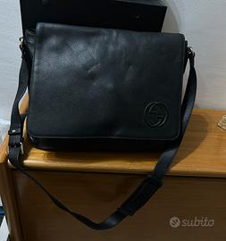 Borsa Gucci messenger in pelle martellata, logo GG