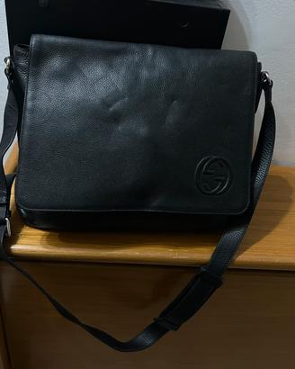 Borsa Gucci messenger in pelle martellata, logo GG