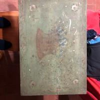 Piccolo tavolino con decori